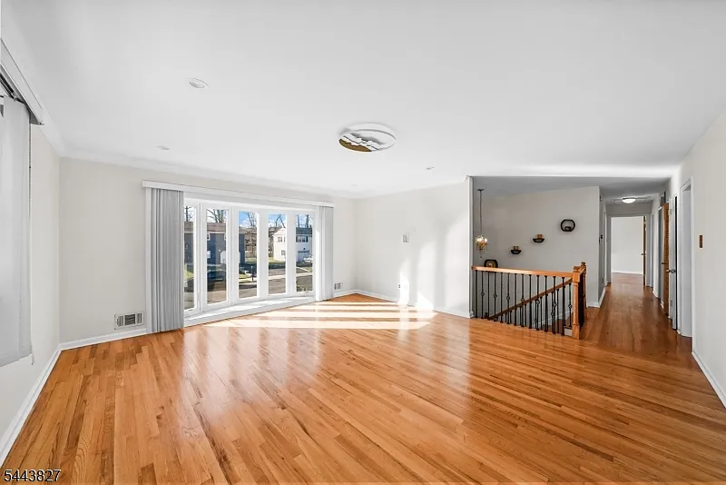 4 bed, 2.0 bath, 2372 sqft, $4,200 — Photo 3