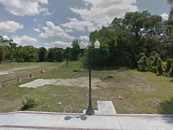 2nd image of 1065 Britts Ln