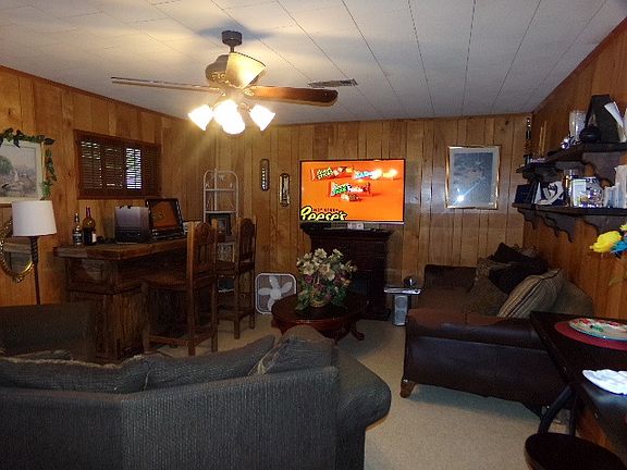 5th image of 409 Bridal Wreath Ave