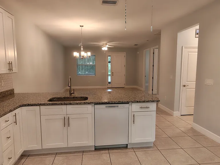 2019 Como St — Photo 16