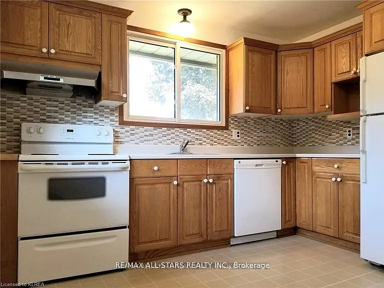 11 Roselyn Ct — Photo 3