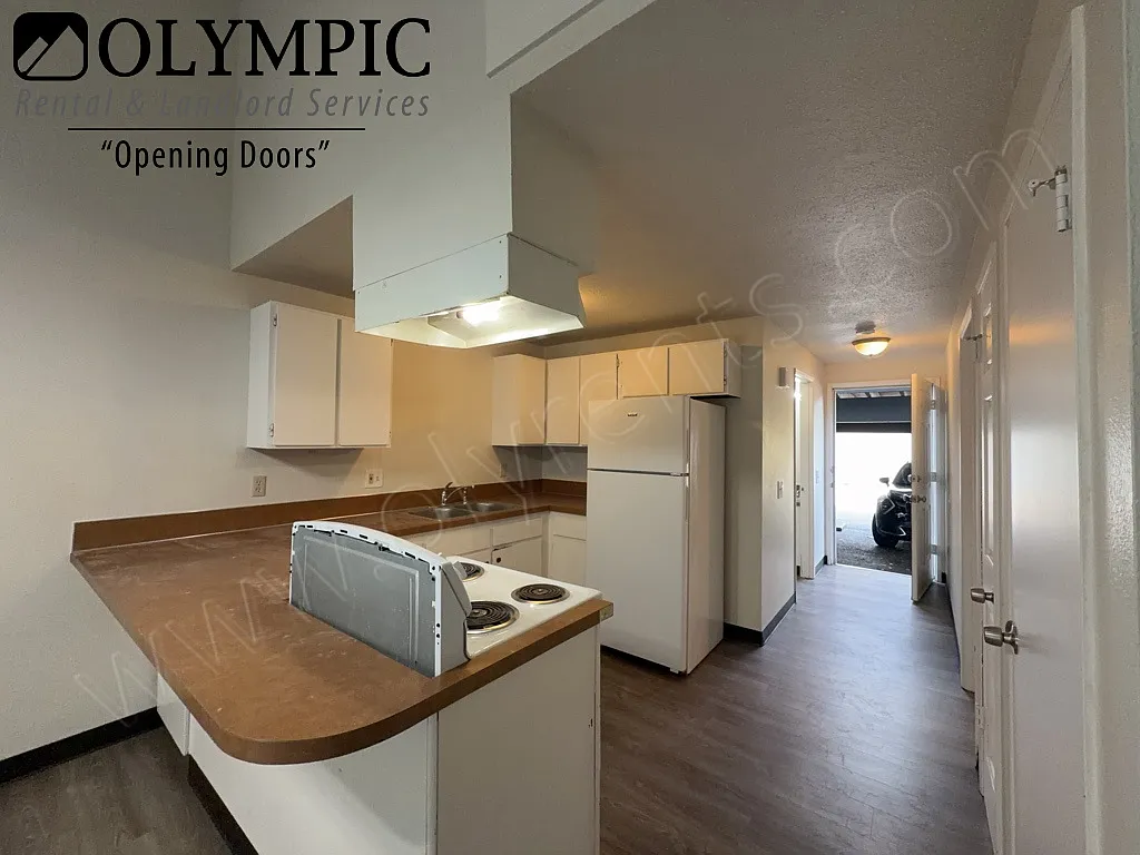 3bed/1.75bath townhome w/ Carport, 1223 sqft - Water/Garbage included — Photo 4