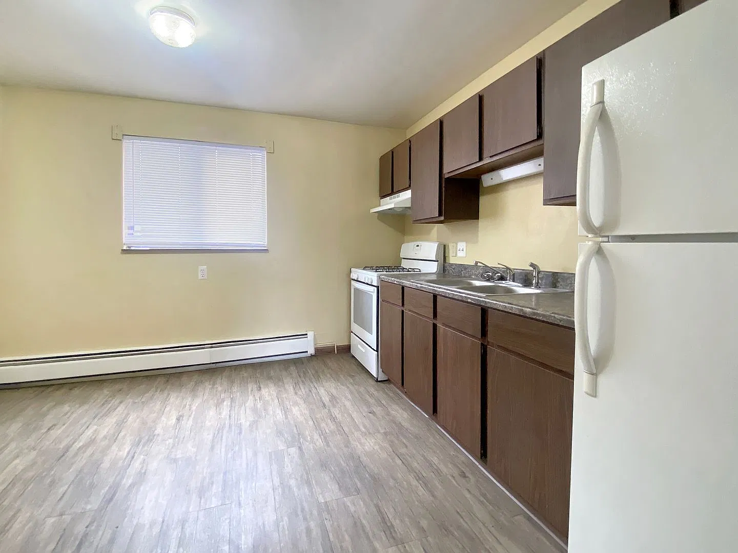 2 bed, 1.0 bath, 860 sqft, $1,325 — Photo 3