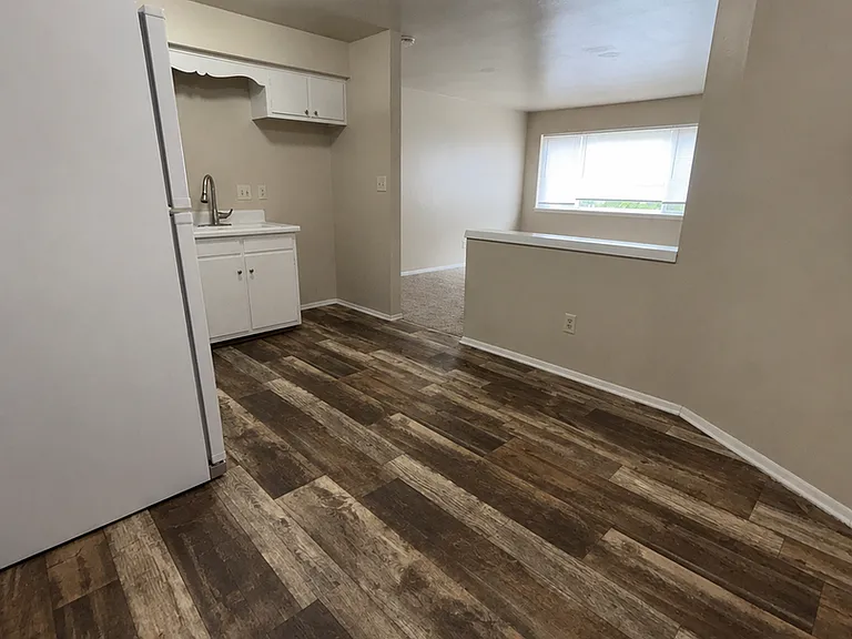 2907 E Grange Ave — Photo 2