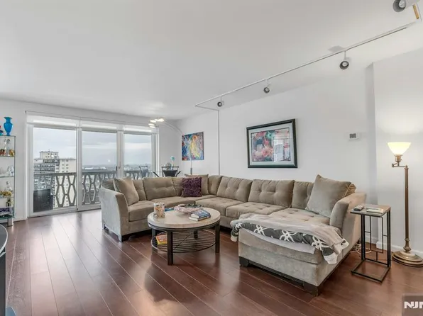 2000 Linwood Ave APT 22U, Fort Lee, NJ 07024