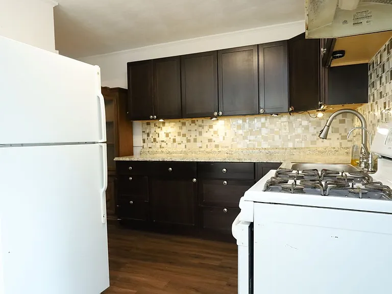 98 Woodside Ave — Photo 5