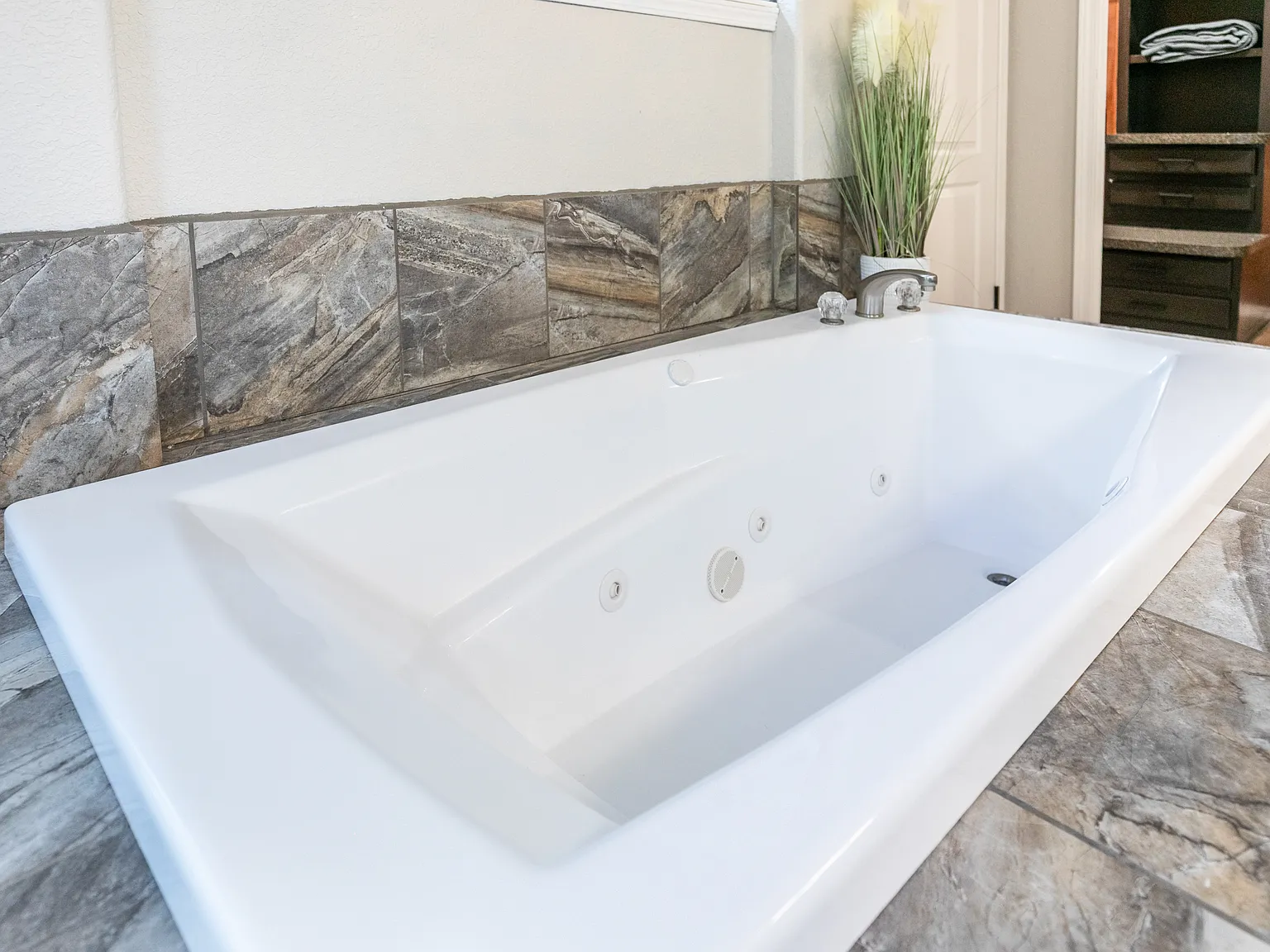 4 bed, 2100 sqft, $3,450 — Photo 4