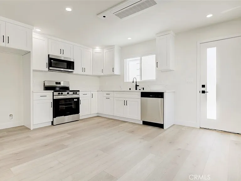 1070 Allen Ave #C — Photo 6