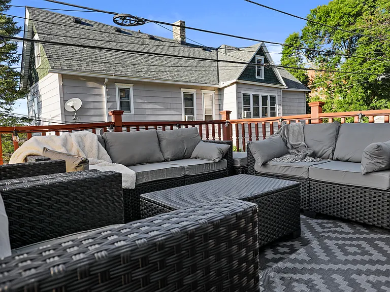 216 E Smith St — Photo 33