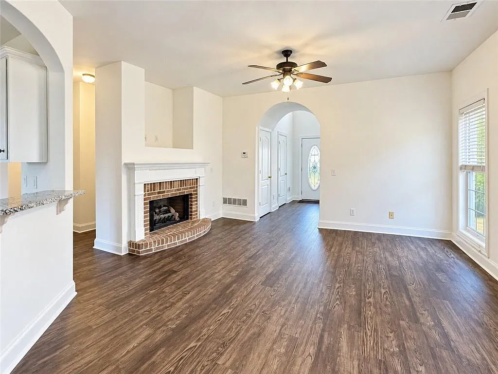 4 bed, 3.5 bath, 2527 sqft, $3,000 — Photo 3