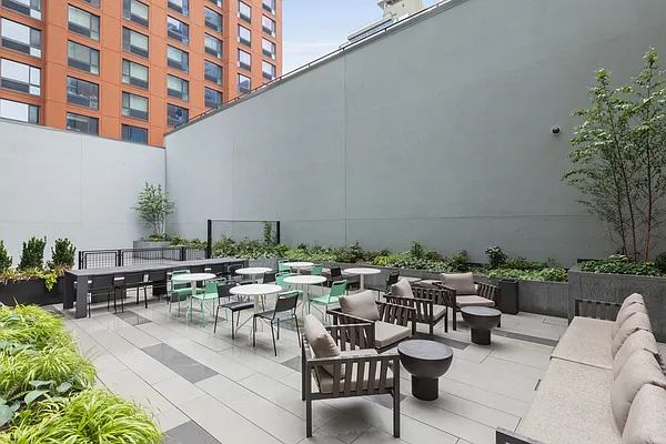 Rented by Greystar | media 12