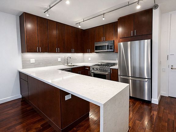 4th image of 255 E 49th St #31CC