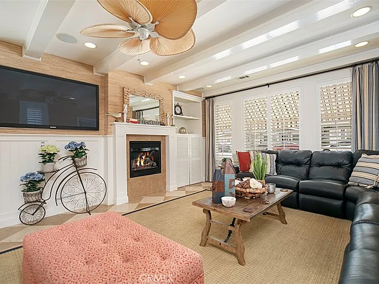 208 E Balboa Blvd — Photo 7