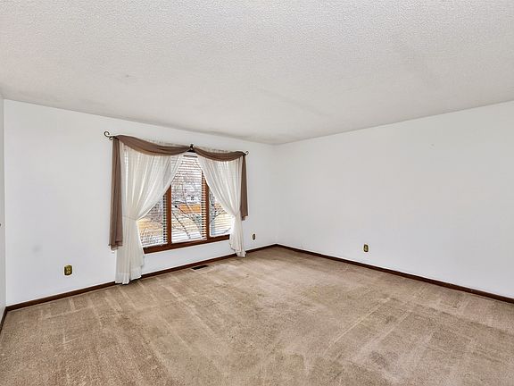 3rd image of 9084 Clark St