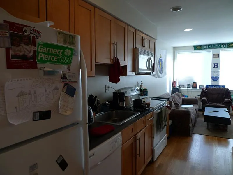 3 bed, 900 sqft, $4,500 — Photo 2