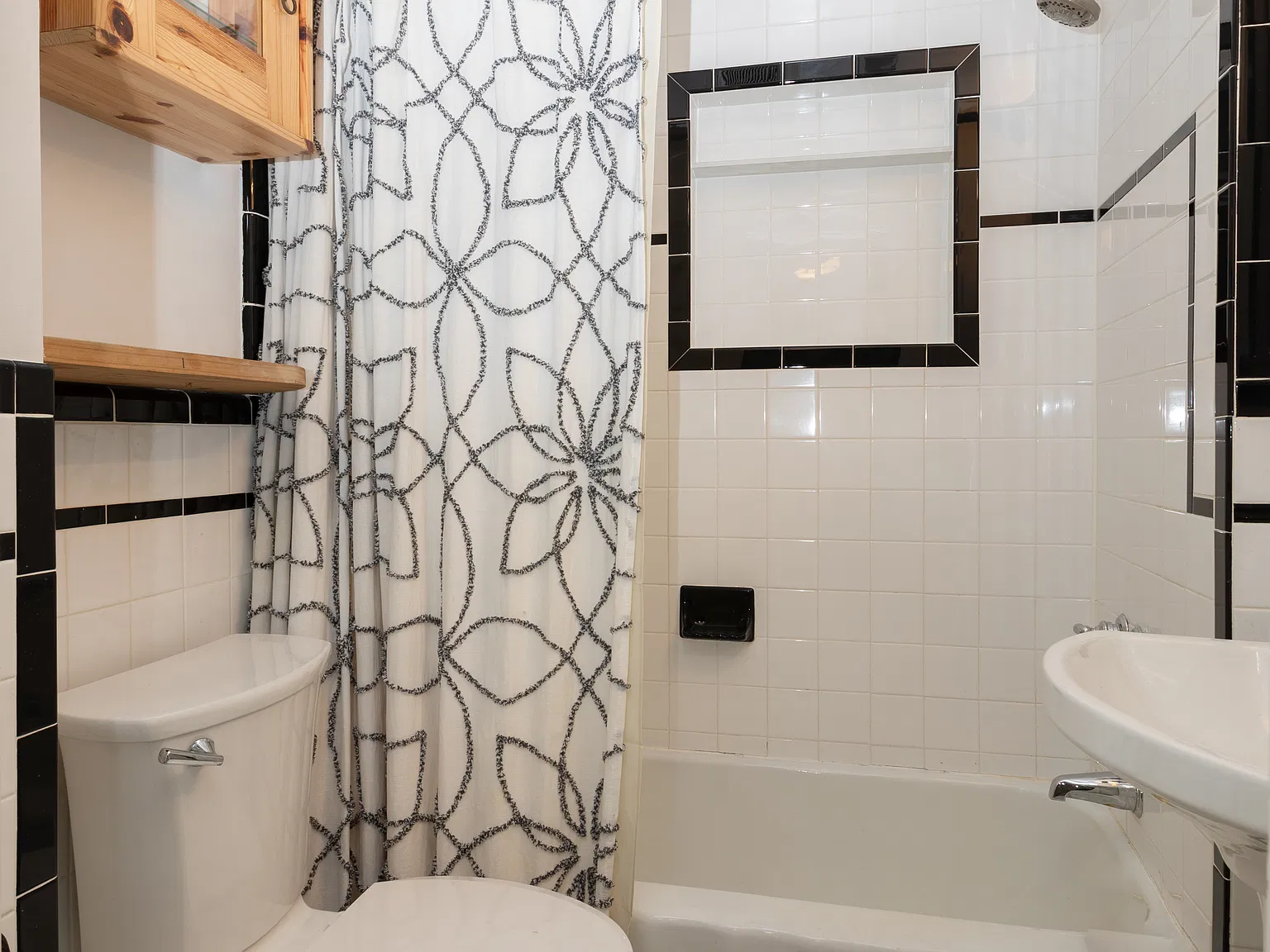 2 bed, 1.5 bath, 1200 sqft, $3,200 — Photo 4