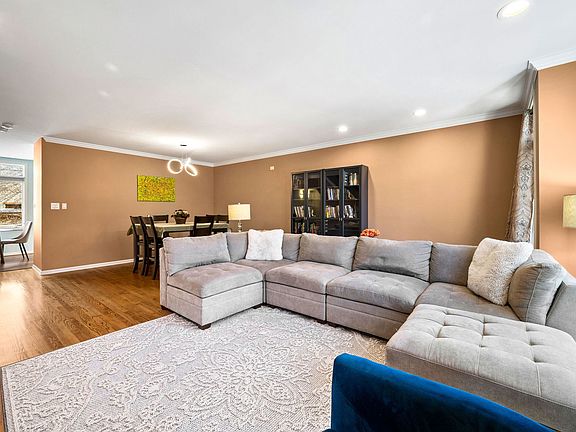 4th image of 2729 N Janssen Ave Unit 2729