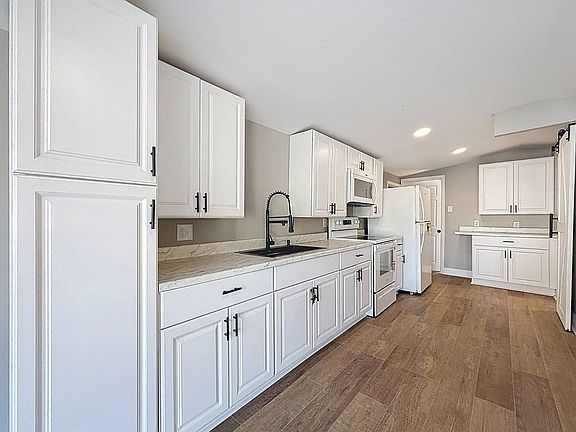 4th image of 6 Beacon Ln
