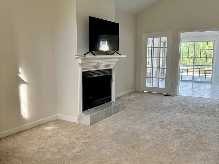 513 Alexis Dr — Photo 5