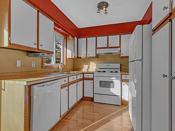 5th image of 7998 E River Rd NE