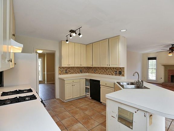 4th image of 503 Radford Ct