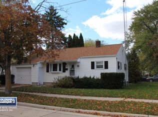 950 Mac Arthur Dr, Manitowoc, WI 54220