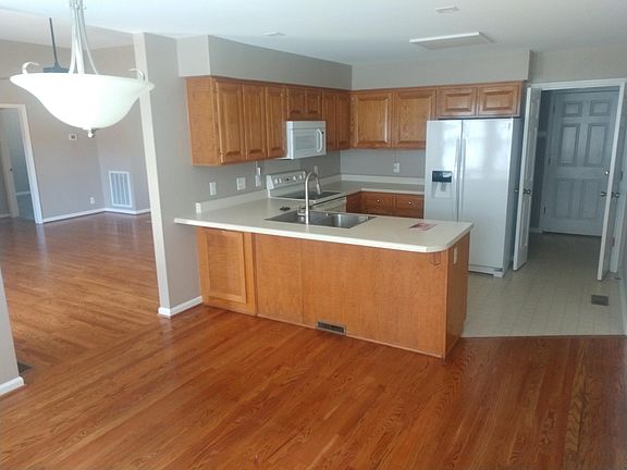 3rd image of 864 Stonebrook Blvd