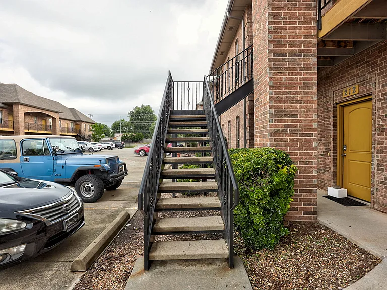1812 Alameda St — Photo 4