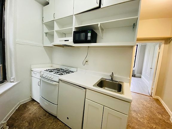 4th image of 620 E 11th St APT 10