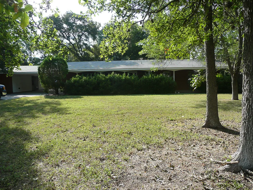 2112 N Interstate Highway 35