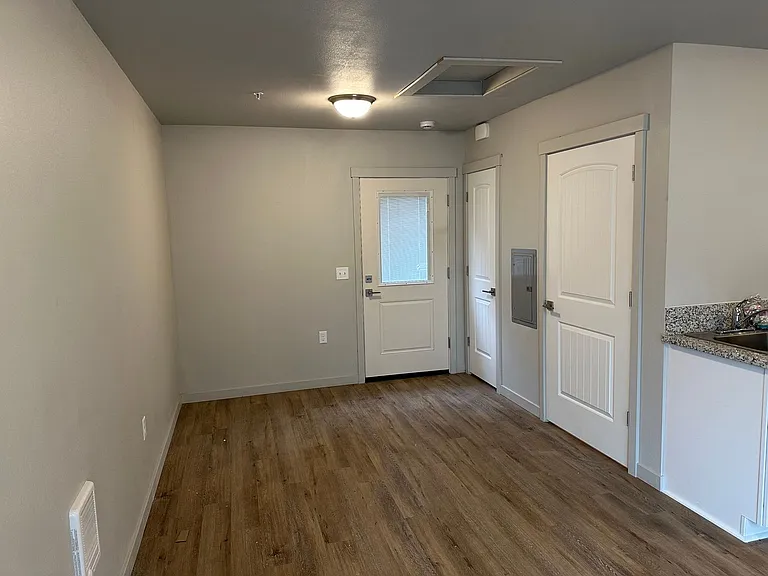 555 N. River Rd. — Photo 10