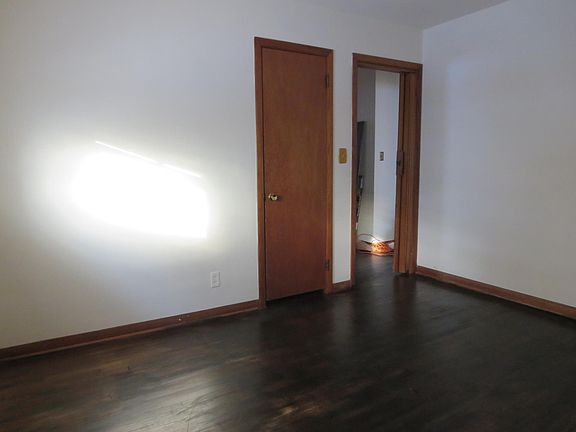 4th image of 323 Hunter Ave