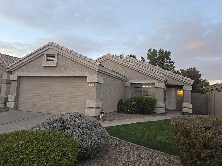 1736 E Palomino Dr — Photo 1