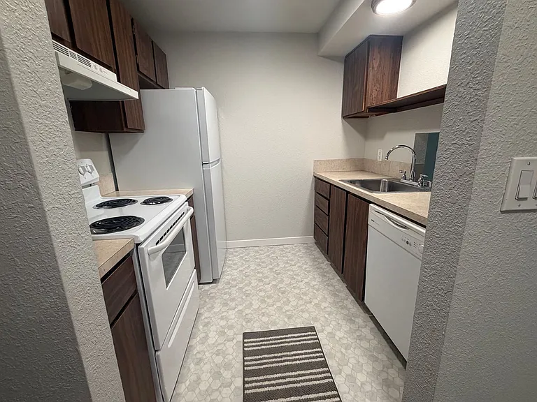 Carlynn Apartments — Photo 10