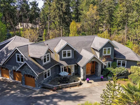 2615 Queenswood Dr, Saanich, BC V8N 1X6