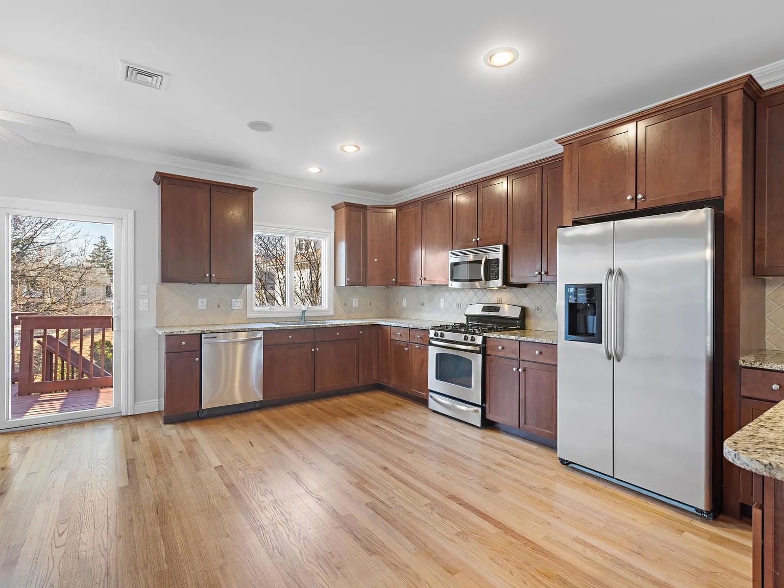 376 Aurora Ave — Photo 4