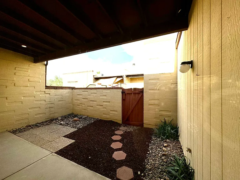8144 E Rivenoak Dr — Photo 35