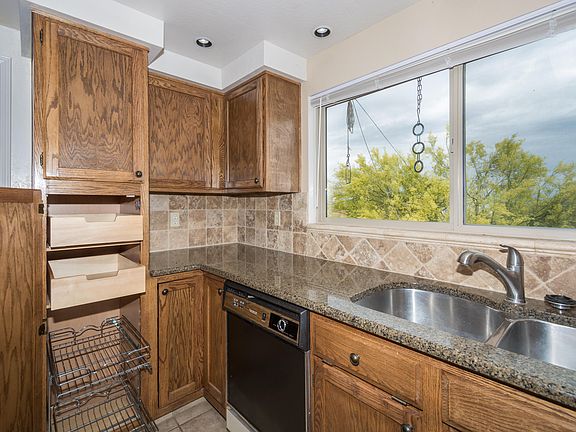 3rd image of 4670 N Cerritos Dr