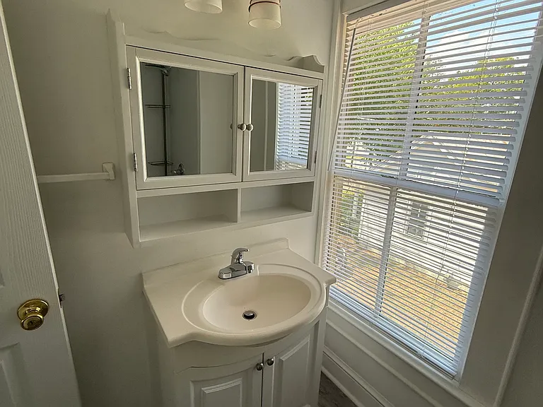 Bathroom - view of sink / vanity