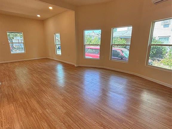 3rd image of 717 N Broadway Ave