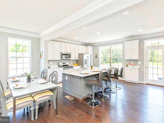 3rd image of 324 Buckeye Cir