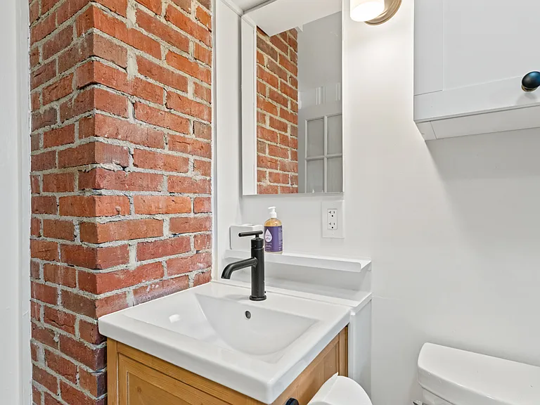 339 W Elm St — Photo 11