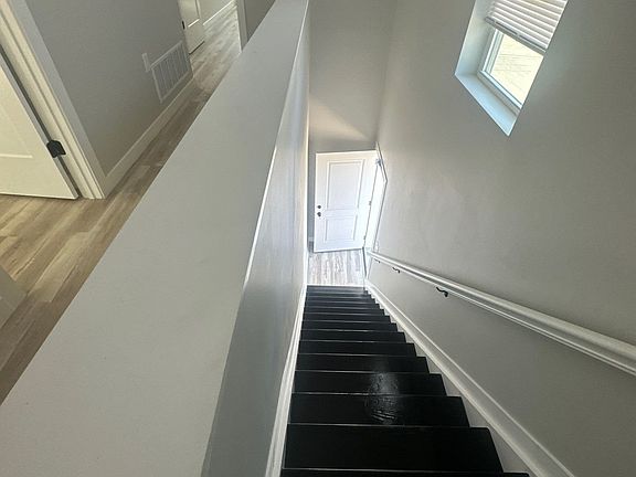 4th image of 1147 E Livingston Ave