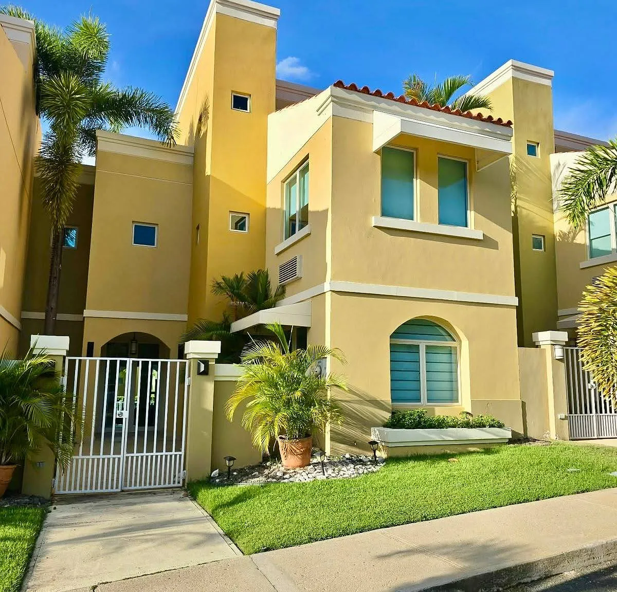 3 bed, 3.5 bath, $3,500 — Photo 1