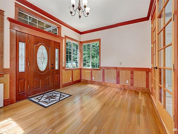 5th image of 823 Marine Dr NE