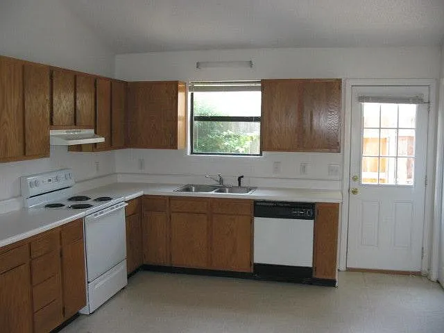 237 Wyndham Cir — Photo 3