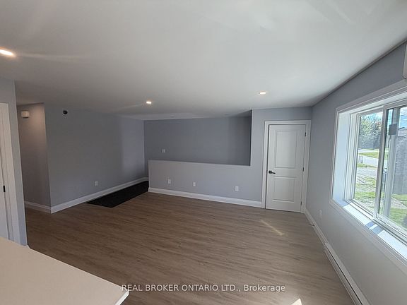 4th image of 4383 Huronia Rd #3