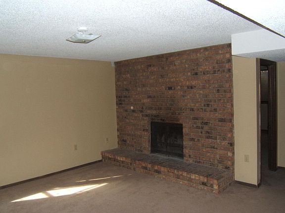 Basement Family room w/fireplace