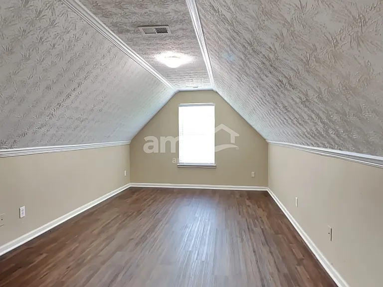 305 Kings Way — Photo 19