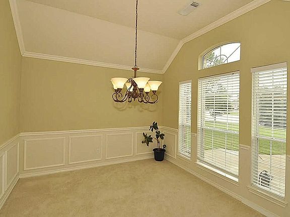 Well-designed, bright & roomy dining area for entertaining friends & family during formal or informal events.  Plenty of wall space!!